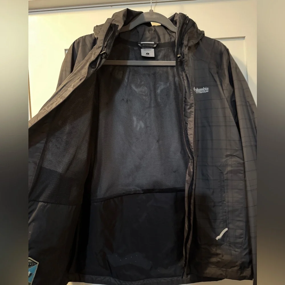 Women’s Columbia Sportswear Omni-Tech Titamium Rain Jacket - Picture 3 of 8